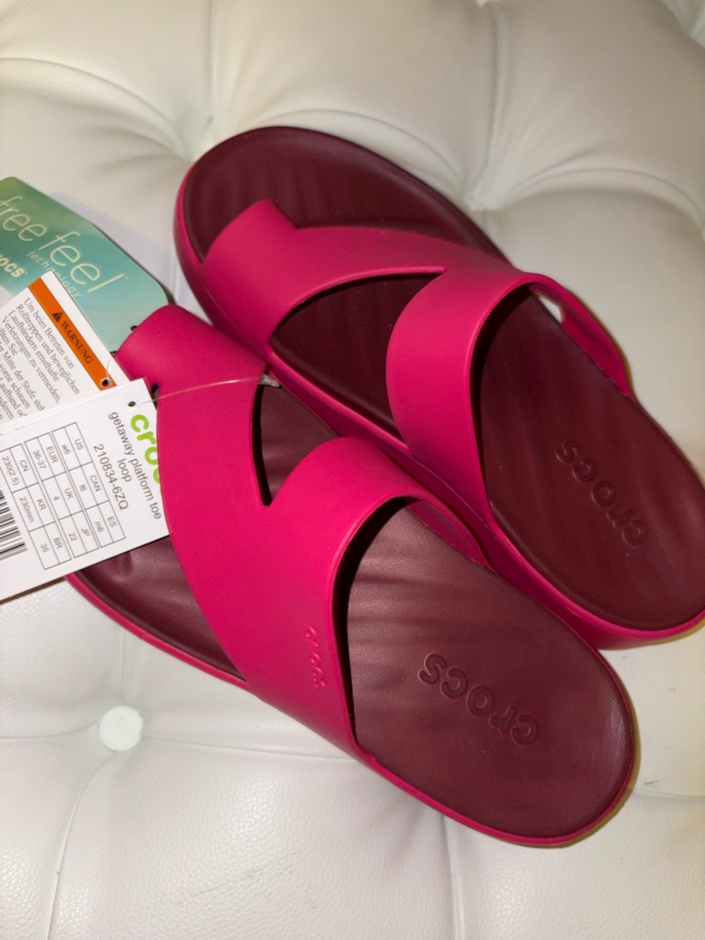 NWT Hot Pink Dragonfruit Crocs Getaway Platform Toe Loop Sandals - Picture 2 of 4